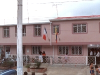 Ainsi vit La Casa de los Recuerdos, à l'ombre des couleurs Franco Colombiennes.