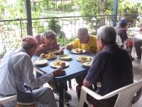 adultos-mayores-almorzando-005